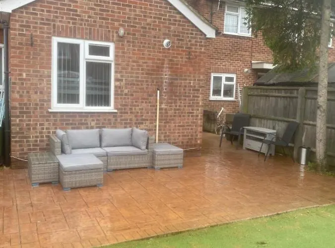 Lovely 2 Bed Apartment Sleeps 5