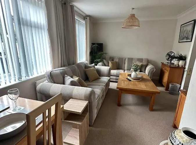 Lovely 2 Bed Apartment Sleeps 5